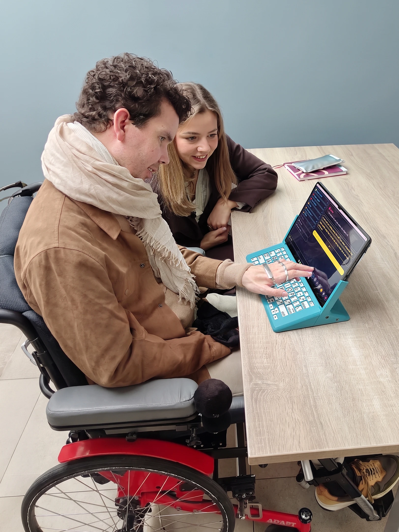 Bob gebruikt de AI-spraakcomputer Bobbai op een tablet tijdens een gesprek